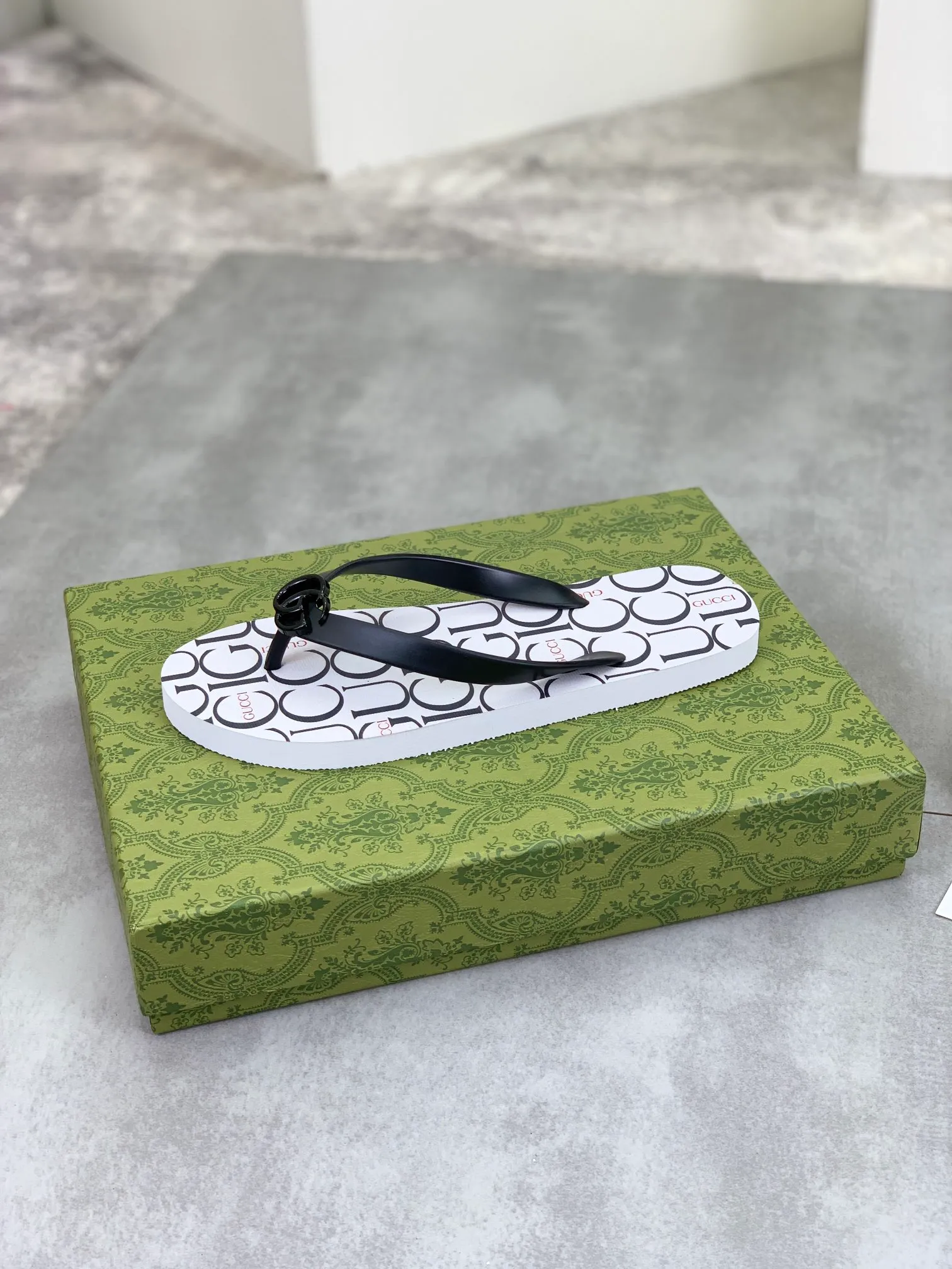 Men's men's shoes 💰P220💰【New style】🆘【GUCCI】Official website's popular Gucci adult couple 🧑‍🤝‍🧑 style, children's flip-flops are on sale at the counter simultaneously! Original fabric imported from Italy. Original bottom provided by the original factory. Size: Adult 36-45. Children’s size: 30-37. Multiple colors available.